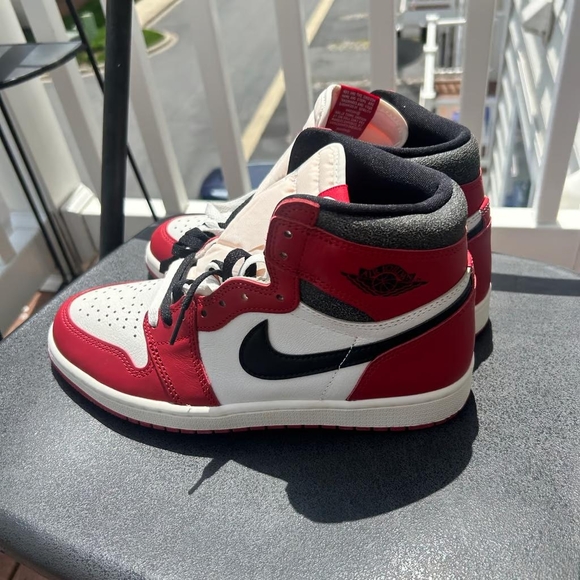 Air Jordan Retro High OG 'Chicago Lost Found - Main Image